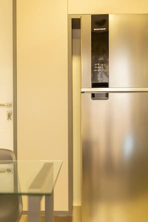Refrigerador, microondas, horno, utensilios de cocina