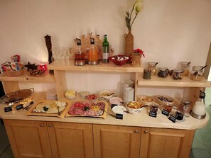 Päivittäinen mannermainen aamiainen maksusta