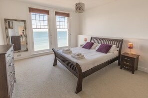 Luxury Apartment, Ensuite, Sea View - Waters Edge Apartment at Beach House (Totland Bay)