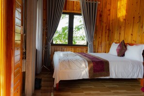 Panorama bungalow, uitzicht op rivier | Een minibar, een kluis op de kamer, een bureau, een laptopwerkplek