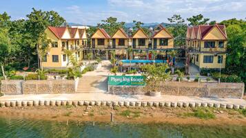 Quang cảnh hồ