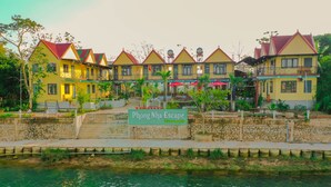 A bungalow-style hotel with a sign reading "Phong Nha Escape Bungalow." - Phong Nha Escape Bungalow (Phong Nha)