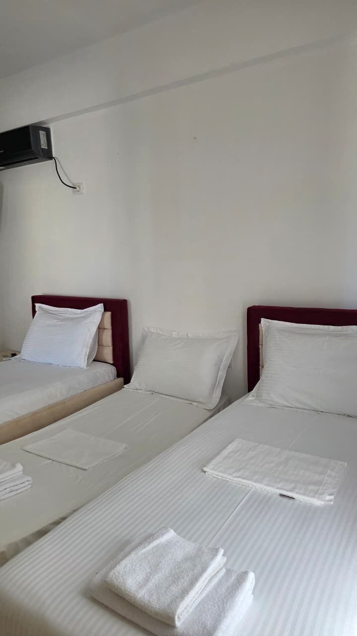 Escritorio, tabla de planchar con plancha, wifi gratis y ropa de cama 