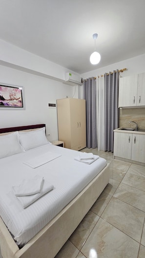 Triple Room, Balcony, Pool View (3 Persons) - Vila Finnley (Ksamil)