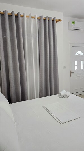 Family Room | Desk, iron/ironing board, free WiFi, bed sheets - Vila Finnley (Ksamil)