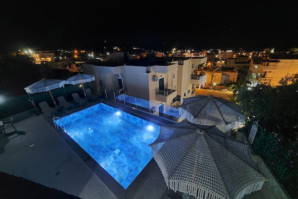 Piscina externa sazonal, guarda-sóis, espreguiçadeiras