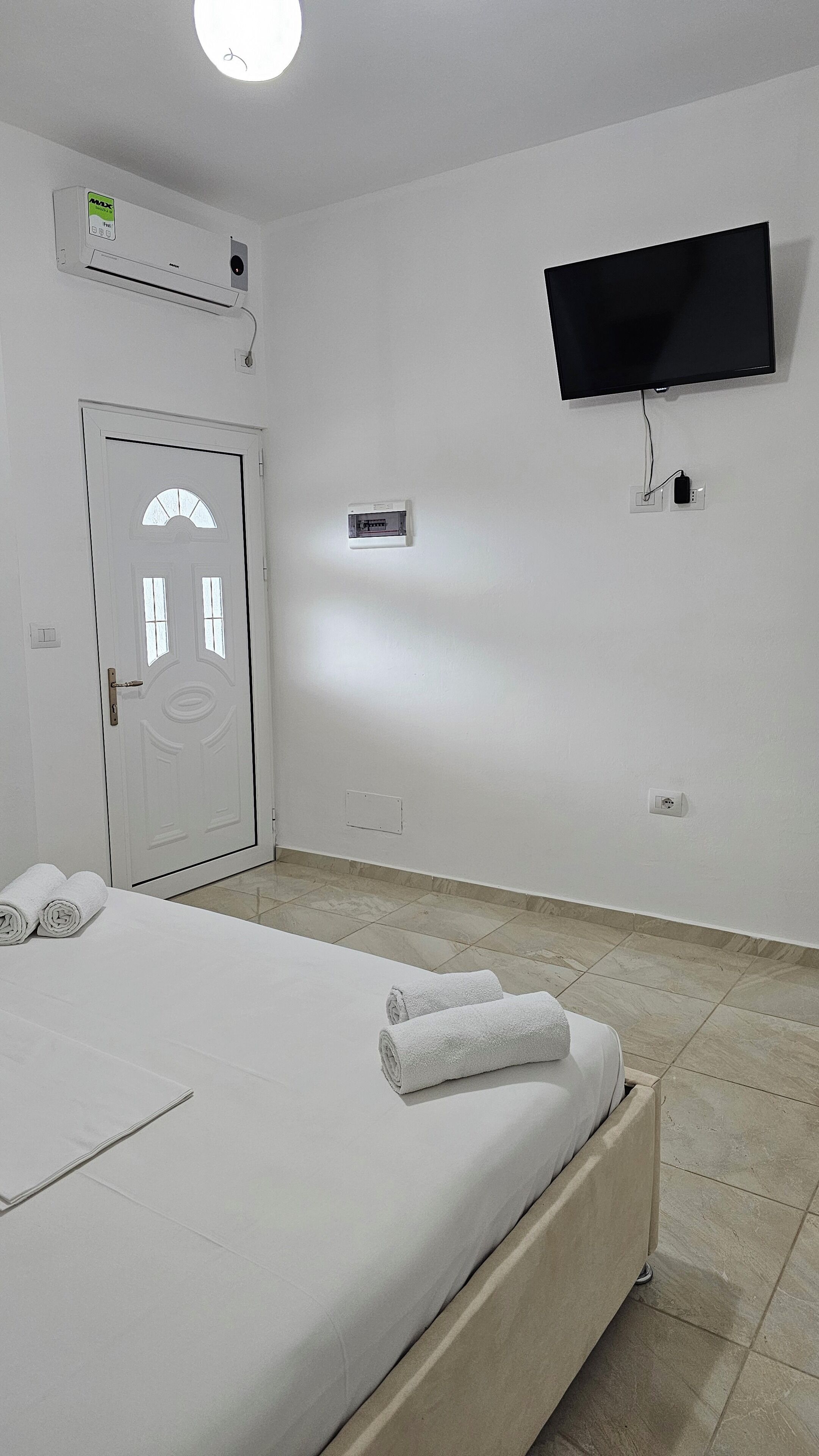 Family Room | Desk, iron/ironing board, free WiFi, bed sheets