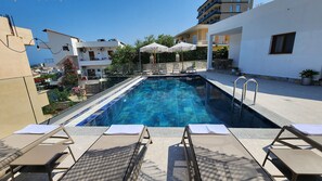 Seasonal outdoor pool, pool umbrellas, pool loungers - Vila Finnley (Ksamil)