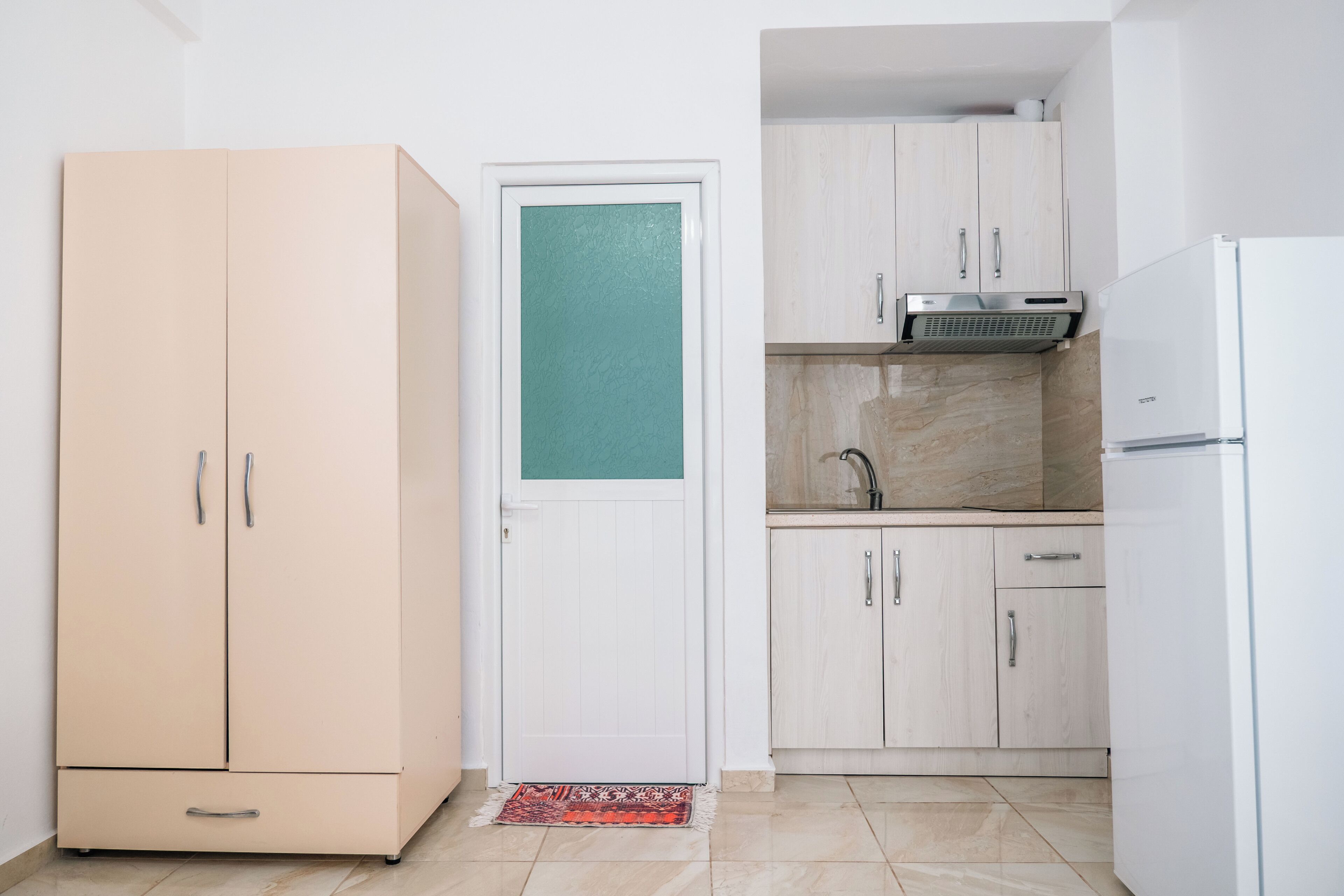 Tweepersoonskamer, balkon (2 Persons) | Privékeuken | Een koelkast, een kookplaat, kookgerei, borden en bestek, eettafels