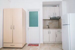 Habitación doble, balcón (2 Persons) | Cocina privada | Refrigerador, parrilla de estufa, utensilios de cocina y comedor 