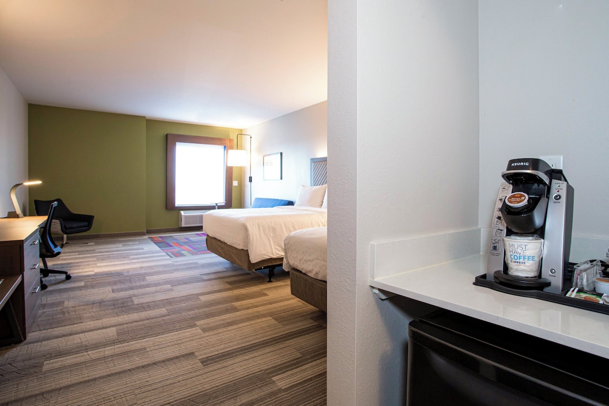 Suite, 1 très grand lit, accessible aux personnes à mobilité réduite (Mobility) | Surmatelas, bureau, espace de travail pour ordinateur portable