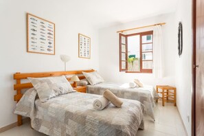 3 makuuhuonetta, työpöytä, silitysrauta/-lauta, Wi-Fi