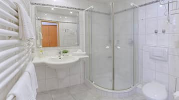 Douche, sèche-cheveux, serviettes fournies