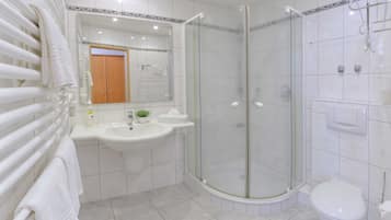 Dusche, Haartrockner, Handtücher
