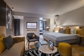 Junior-Suite | Wohnbereich | 20-Zoll-LCD-Fernseher mit Satellitenempfang, Fernseher
