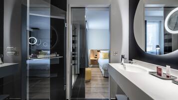 Habitación Confort | Baño | Artículos de higiene personal gratuitos, secador de pelo y toallas