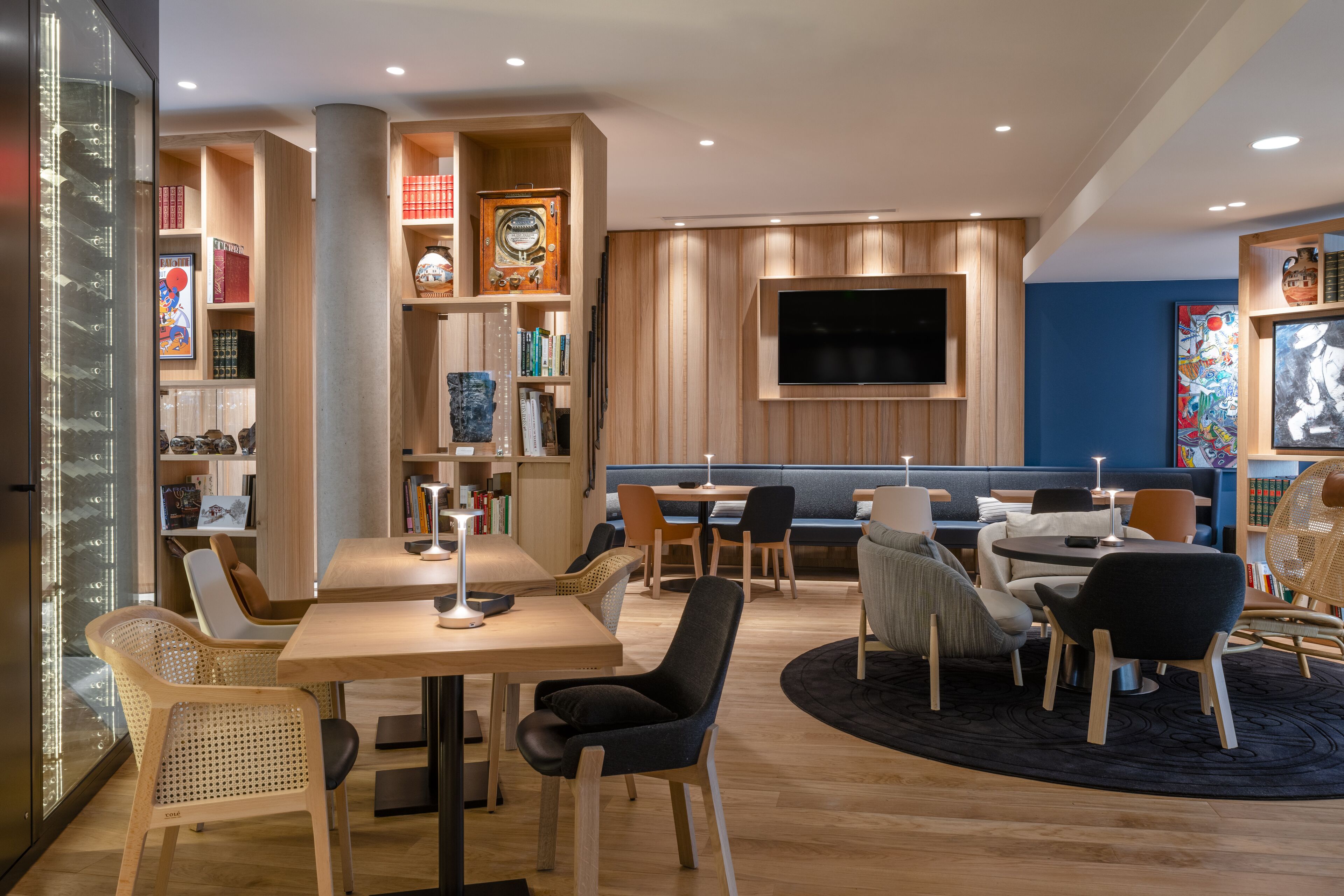 Petit déjeuner et déjeuner servis sur place, spécialités Cuisine locale