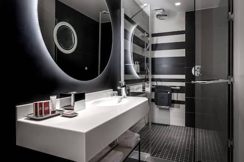 Amenidades de baño gratuitas, secadora de cabello, toallas