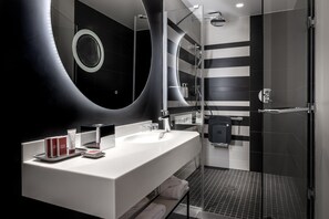 Artículos de higiene personal gratuitos, secador de pelo y toallas