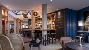 Un interior moderno con una zona de bar, asientos y una pared con la carta.