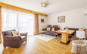 Living area - (1) Zahmer Kaiser Drei-Raum-Ferienwohnung 71 qm (Reit im Winkl)