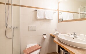 Dusch, hårtork och handdukar