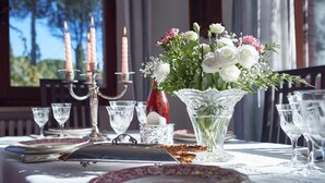 A table set for a meal with plates, glasses, and a vase of flowers. - Le Balze Charming Apartment with private veranda, 10 min from Perugia Centre (Perugia)