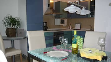 Kühlschrank, Mikrowelle, Ofen, Geschirrspüler