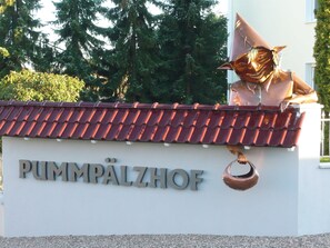 Un edificio con una señal que dice "PUMPÄLZHOF" y un techo de cobre.