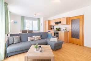 Fernseher, DVD-Player, Tischtennisplatte, Bücher