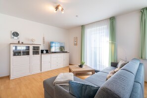 Fernseher, DVD-Player, Tischtennisplatte, Bücher