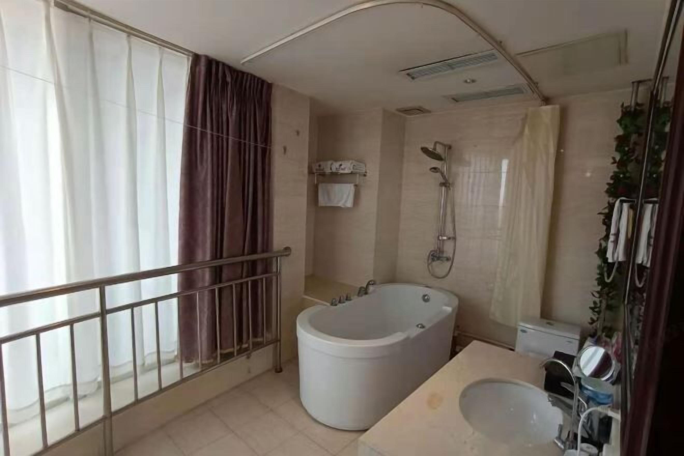 Un baño con bañera, ducha y lavamanos.
