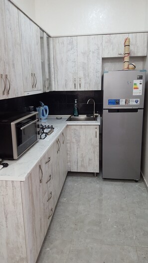 Kühlschrank, Mikrowelle, Wasserkocher mit Kaffee-/Teezubehör