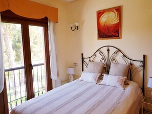 3 chambres, coffres-forts dans les chambres, bureau