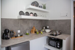 Refrigerador, microondas, parrilla de estufa y cafetera y tetera 