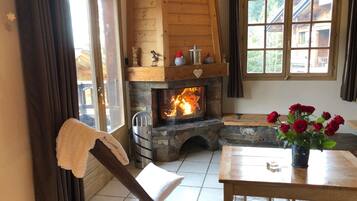 Télévision, cheminée, livres