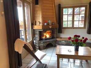 Fernseher, Kamin, Bücher