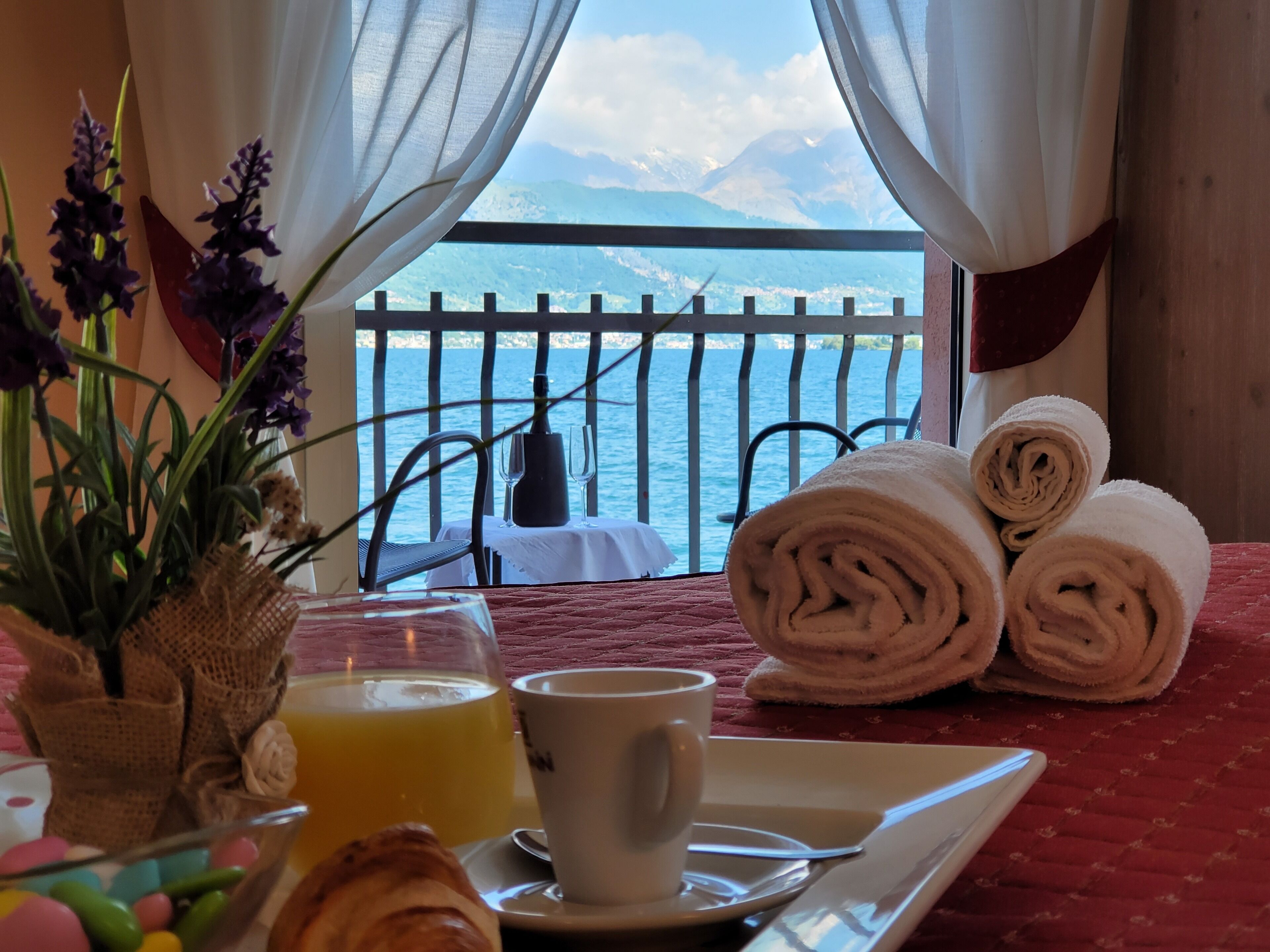 Camera Superior con letto matrimoniale o 2 letti singoli, vista lago (King) | Servizio della camera