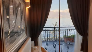 Deluxe Room, Lake View (n.10) | Down comforters, in-room safe, desk, blackout drapes