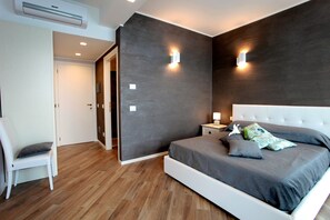 Quarto luxo, vista para o lago (n.10) | Edredons de pluma, cofres nos quartos, escrivaninha, cortinas blackout