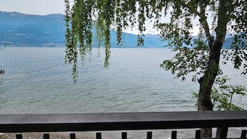 Vista de un lago con un muelle y una bandera.