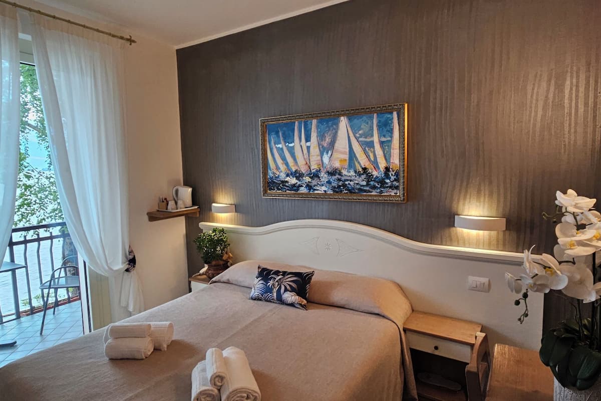 Doppel- oder Zweibettzimmer, Seeblick (Small n.6) | Daunenbettdecken, Zimmersafe, Schreibtisch, Verdunkelungsvorhänge