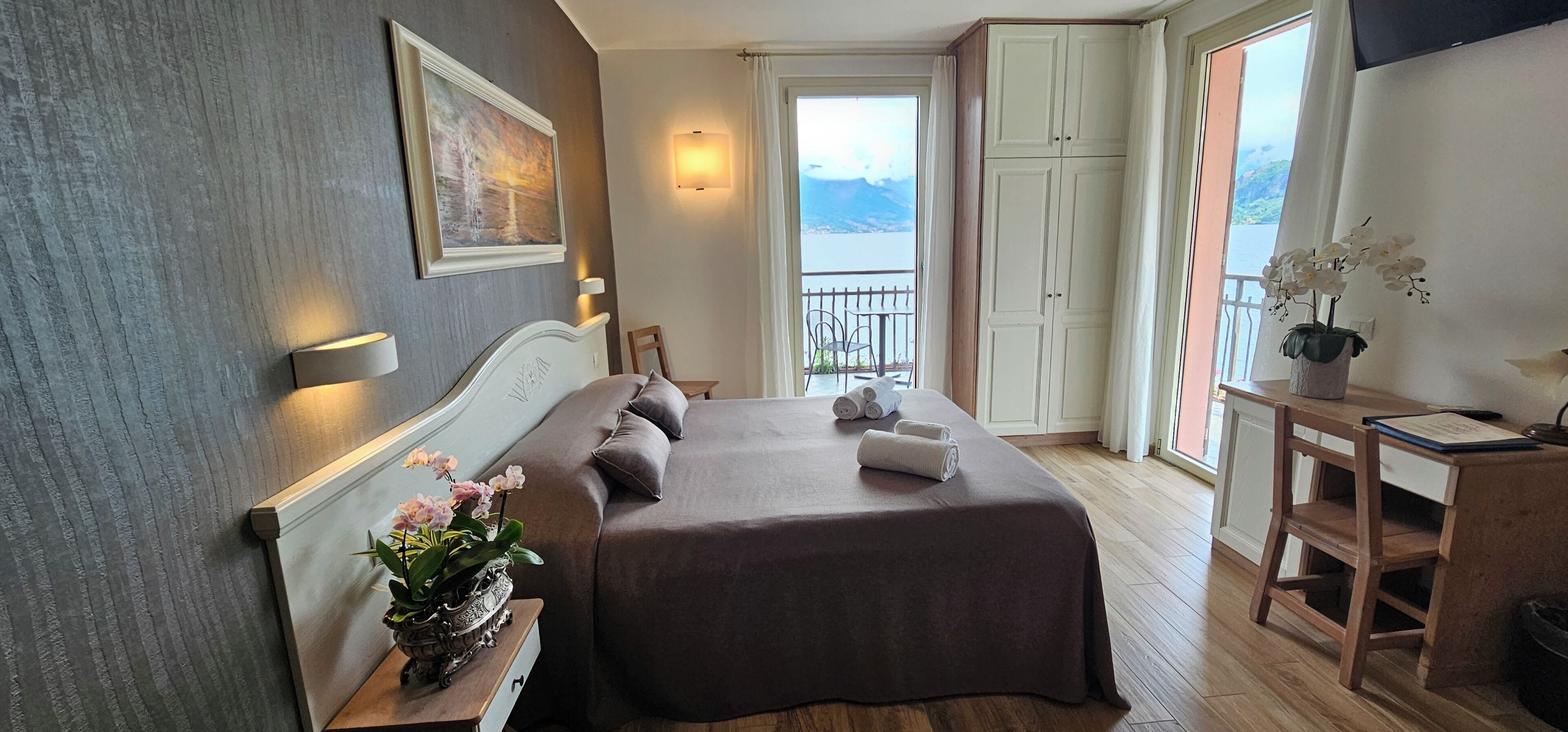 Habitació doble o amb dos llits individuals superior, vistes al llac (King) | Cobrellits, caixa forta a l'habitació, escriptori i cortines opaques 