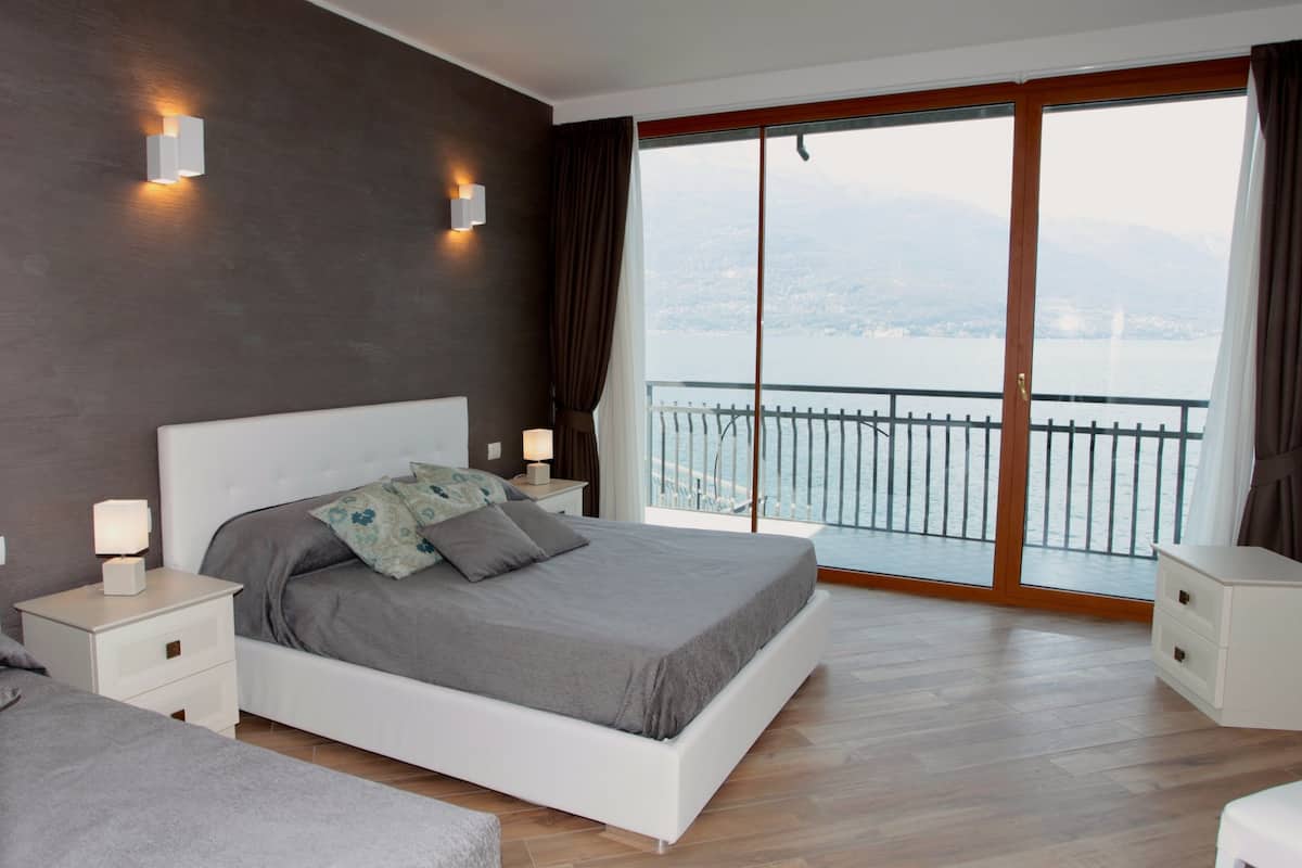 Panoramic Suite, Lake View (n.11) | Down comforters, in-room safe, desk, blackout drapes
