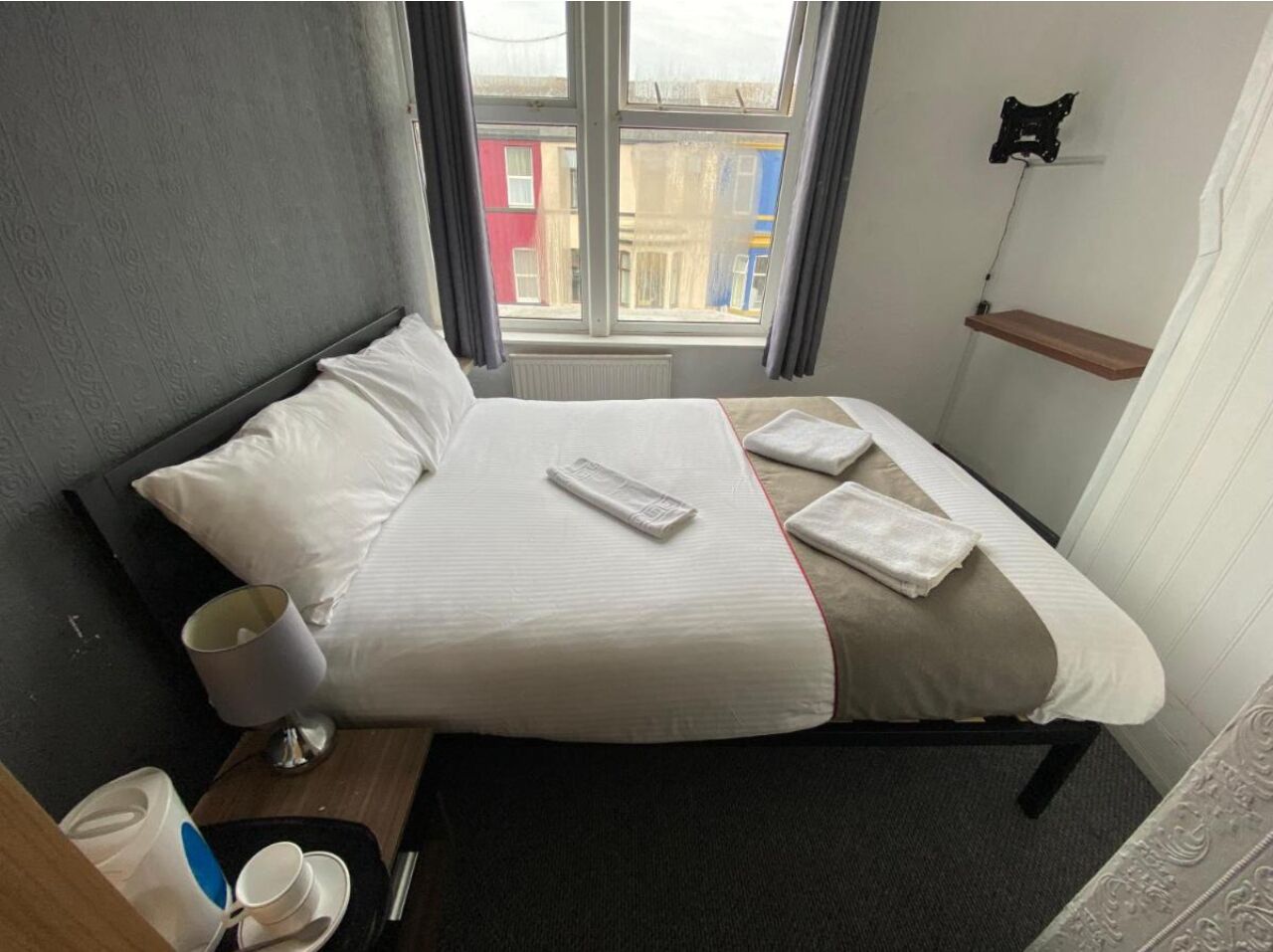 double room, shared bathroom | 1 bedroom