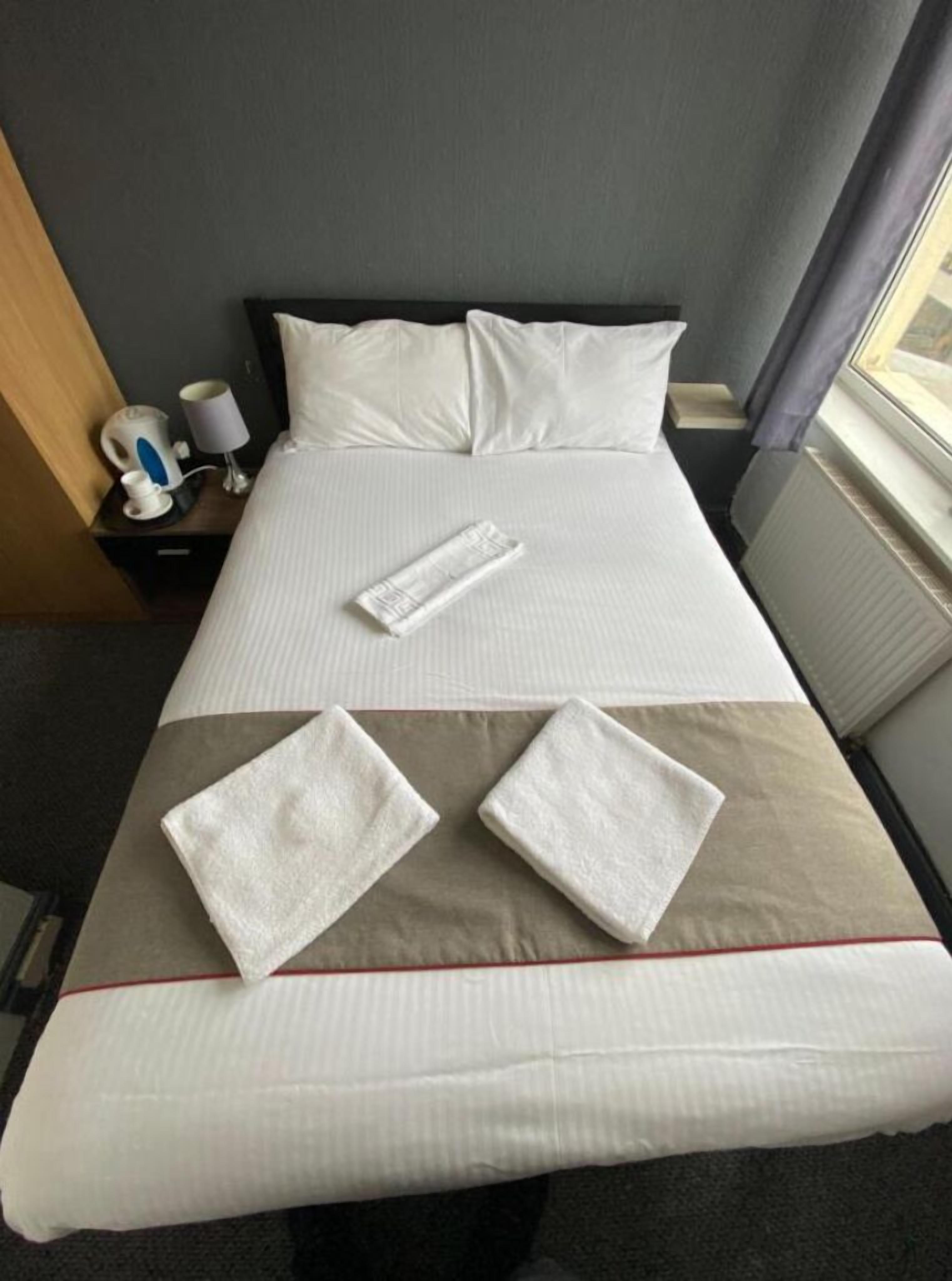 double room, shared bathroom | 1 bedroom