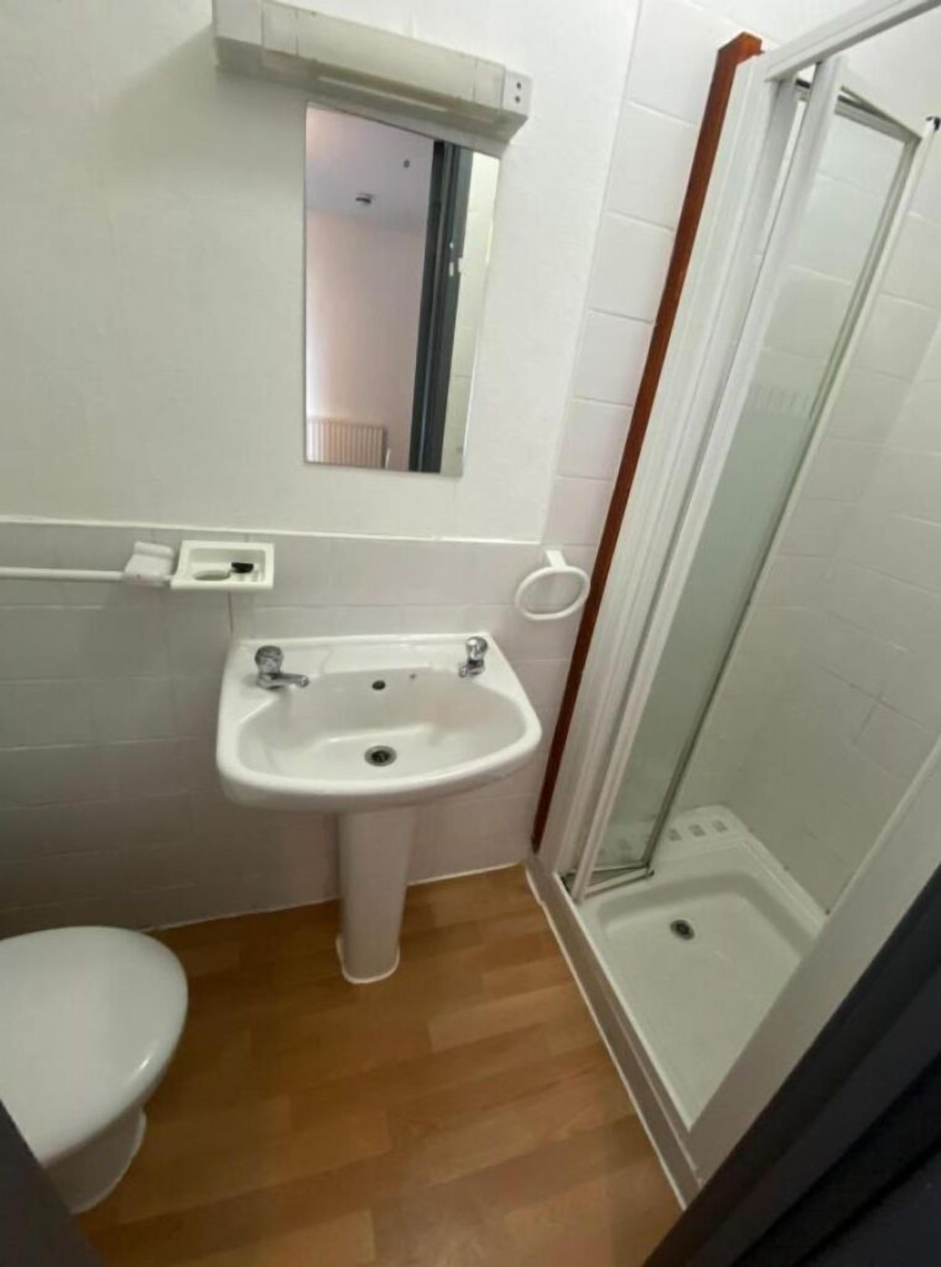 standard single room, ensuite | bathroom