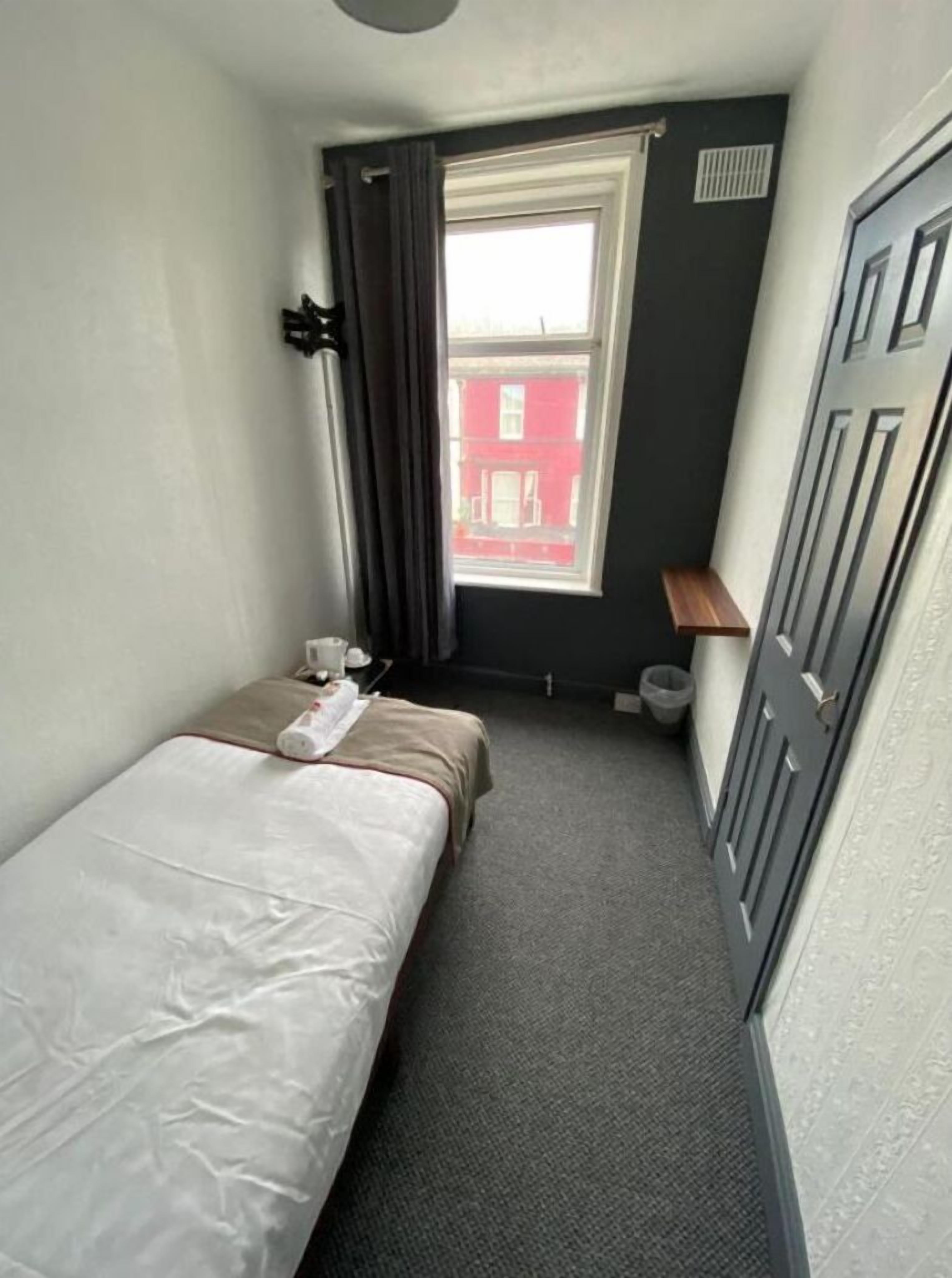 single room, shared bathroom | 1 bedroom