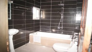 Suite Comfort, vistes al jardí (Toronto) | Bany | Tovalloles, sabó i paper higiènic