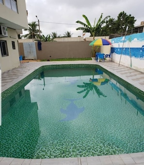Piscina a l'aire lliure (horari: 07:00-22:30) i cabanes gratuïtes